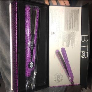 Women’s hair straightening tool